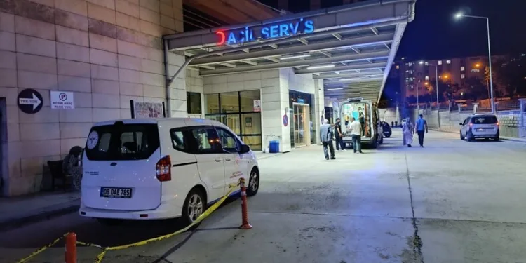 Kadıköy metrosunda intihar girişimi: Vatandaşlar raylarda yürüdü