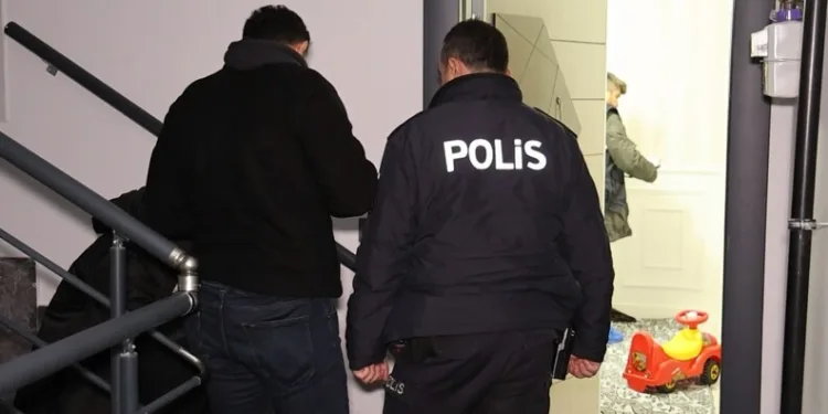 Kadıköy metrosunda intihar girişimi: Vatandaşlar raylarda yürüdü