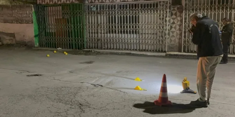 Kadıköy metrosunda intihar girişimi: Vatandaşlar raylarda yürüdü