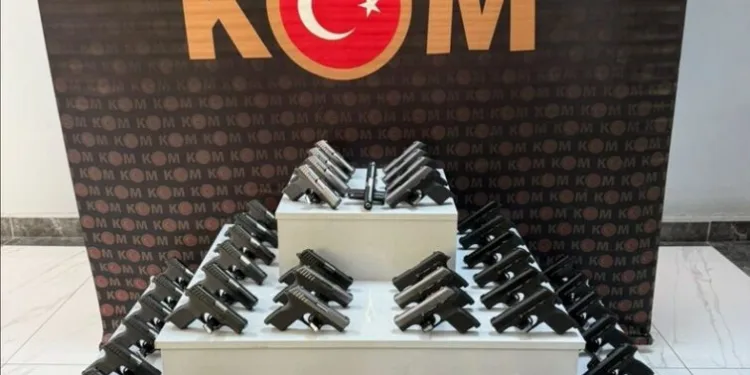 Kadıköy metrosunda intihar girişimi: Vatandaşlar raylarda yürüdü
