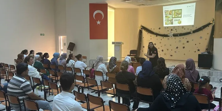 Kadıköy metrosunda intihar girişimi: Vatandaşlar raylarda yürüdü