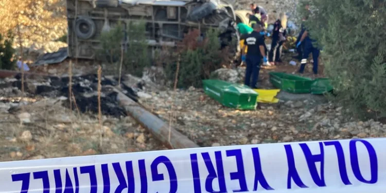 Kadıköy metrosunda intihar girişimi: Vatandaşlar raylarda yürüdü