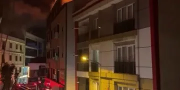Kadıköy metrosunda intihar girişimi: Vatandaşlar raylarda yürüdü