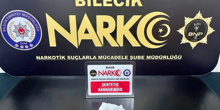 Kadıköy metrosunda intihar girişimi: Vatandaşlar raylarda yürüdü