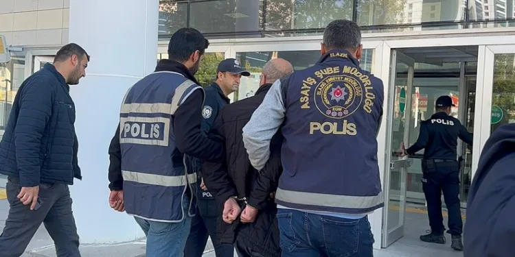 Yolun karşısına geçerken otomobilin çarptığı genç hayatını kaybetti