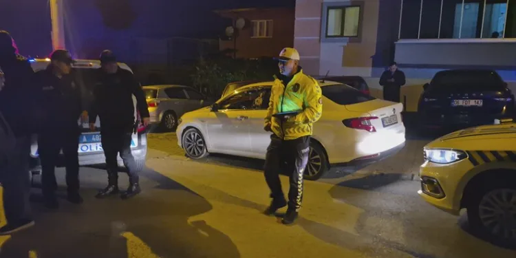 Yolun karşısına geçerken otomobilin çarptığı genç hayatını kaybetti