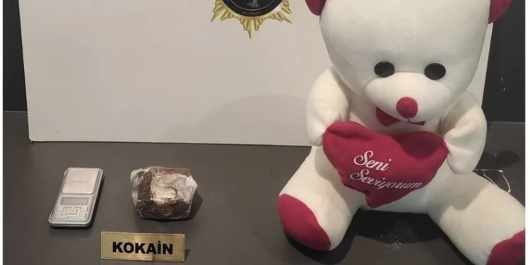 Uyuşturucu tacirleri jandarmadan kaçamadı: 2 tutuklama