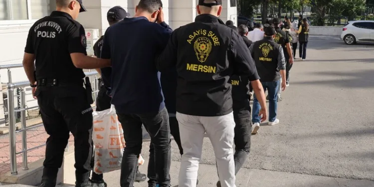 Uyuşturucu tacirleri jandarmadan kaçamadı: 2 tutuklama
