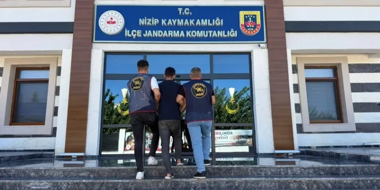 Uyuşturucu tacirleri jandarmadan kaçamadı: 2 tutuklama