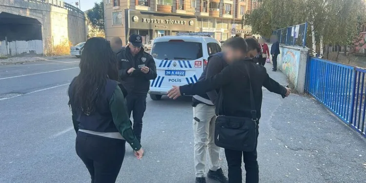 Uyuşturucu tacirleri jandarmadan kaçamadı: 2 tutuklama