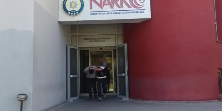 Polisten kaçak elektronik ürün operasyonu