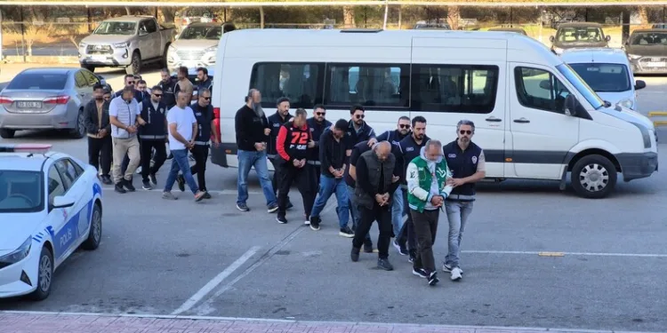 Polisten kaçak elektronik ürün operasyonu