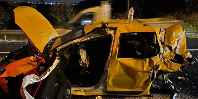 İki kamyonun arasında kağıt gibi ezilen taksi sürücüsü yaralandı