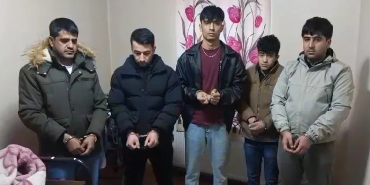 İki kamyonun arasında kağıt gibi ezilen taksi sürücüsü yaralandı