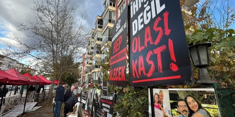 İki kamyonun arasında kağıt gibi ezilen taksi sürücüsü yaralandı