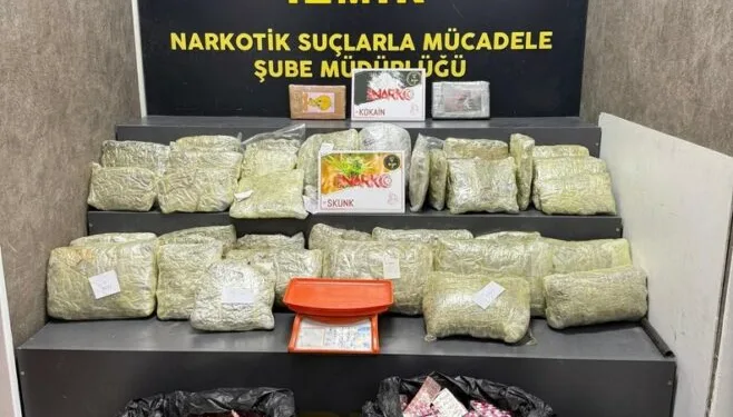 İki kamyonun arasında kağıt gibi ezilen taksi sürücüsü yaralandı