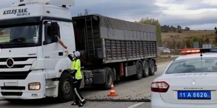 İki kamyonun arasında kağıt gibi ezilen taksi sürücüsü yaralandı