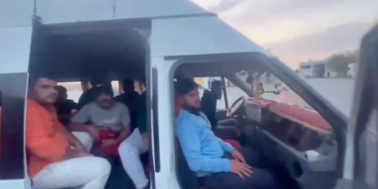 İki kamyonun arasında kağıt gibi ezilen taksi sürücüsü yaralandı