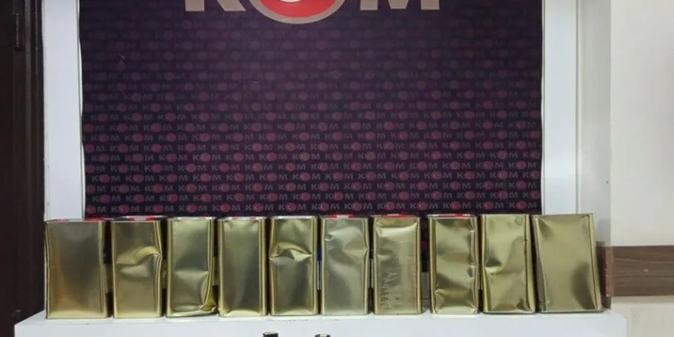 İki kamyonun arasında kağıt gibi ezilen taksi sürücüsü yaralandı