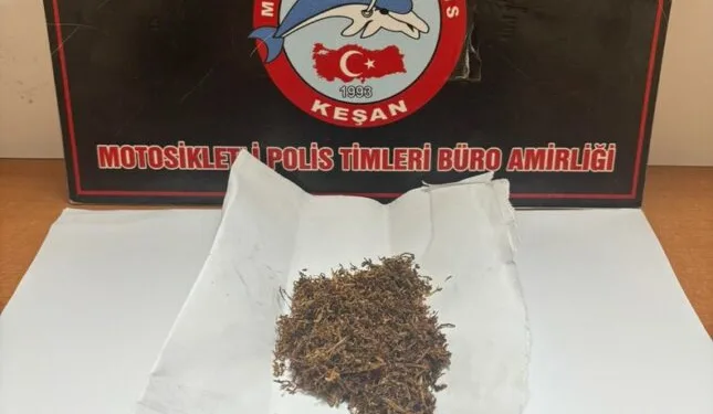 İki kamyonun arasında kağıt gibi ezilen taksi sürücüsü yaralandı