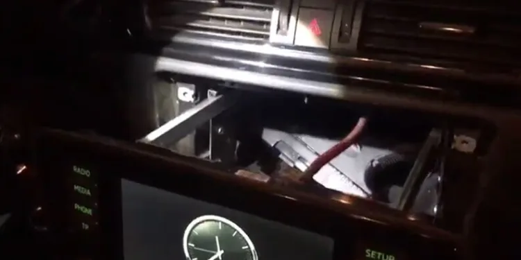 İki kamyonun arasında kağıt gibi ezilen taksi sürücüsü yaralandı