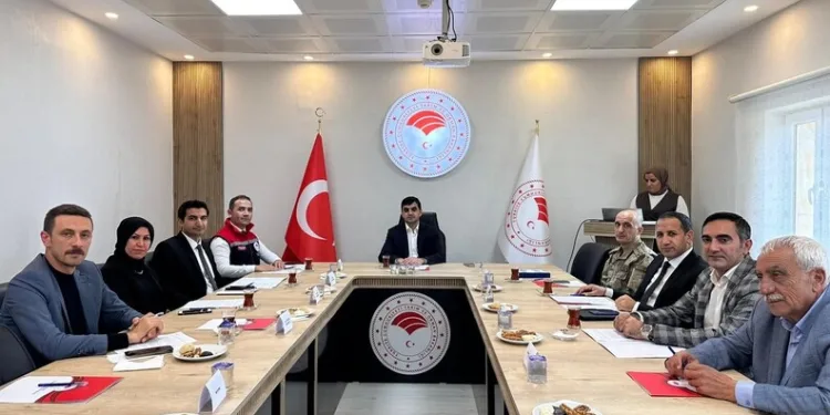 İki kamyonun arasında kağıt gibi ezilen taksi sürücüsü yaralandı
