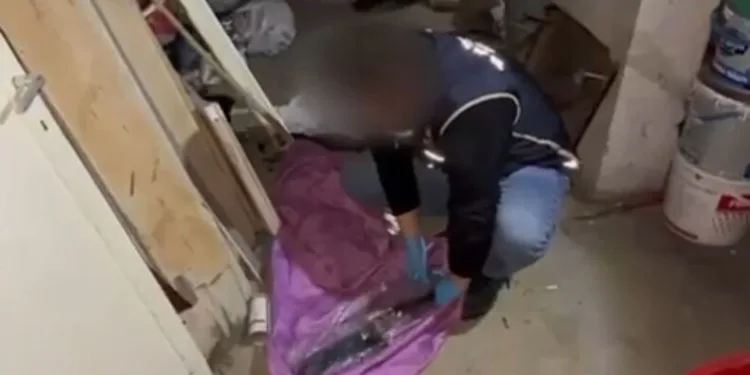 Zehir emdirilmiş rulo peçeteyi satamadan polise yakalandılar