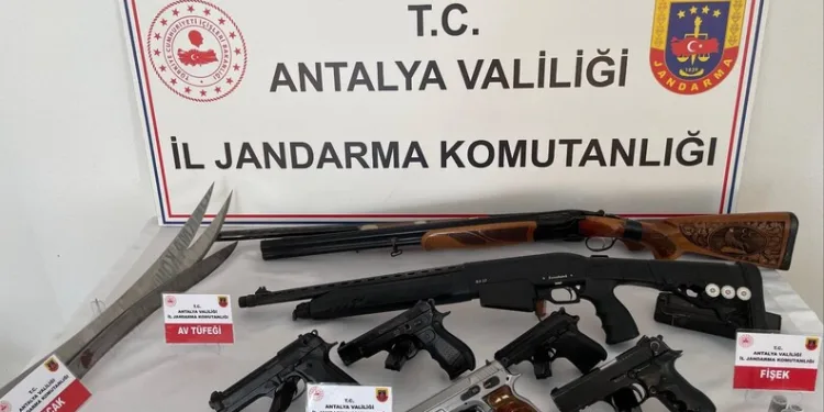 Zehir emdirilmiş rulo peçeteyi satamadan polise yakalandılar