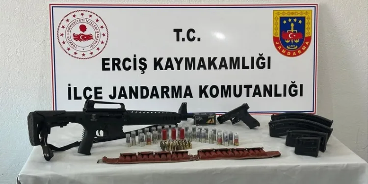 Zehir emdirilmiş rulo peçeteyi satamadan polise yakalandılar