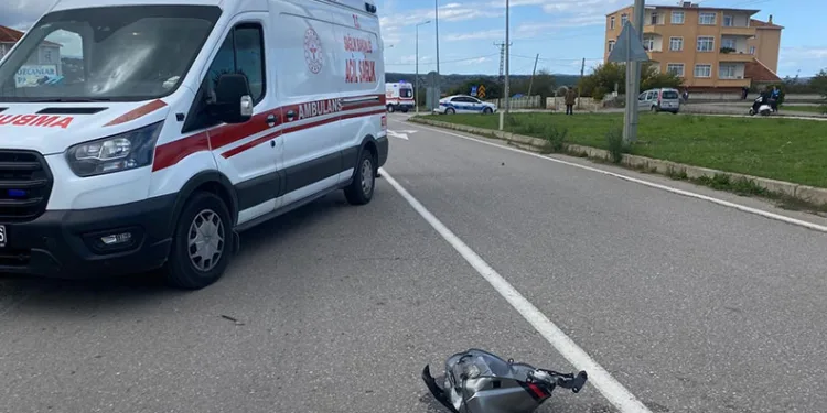 Sinop’ta hafif ticari araç ile iki motosiklet çarpıştı: 2 yaralı