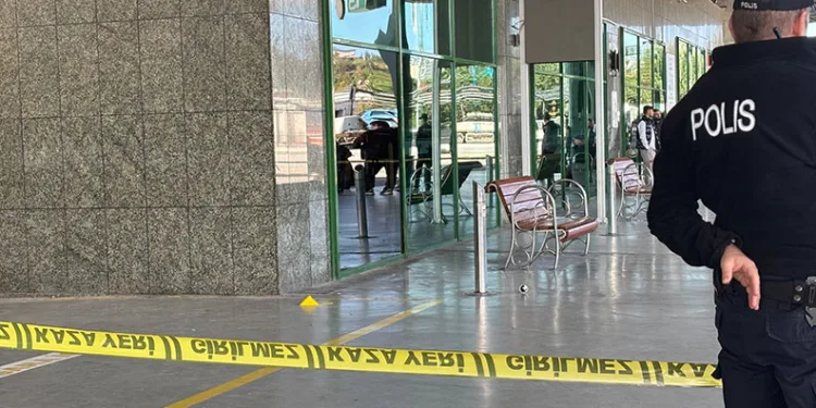 Otogarda etrafa rastgele ateş açan uzman çavuş bacağından vuruldu