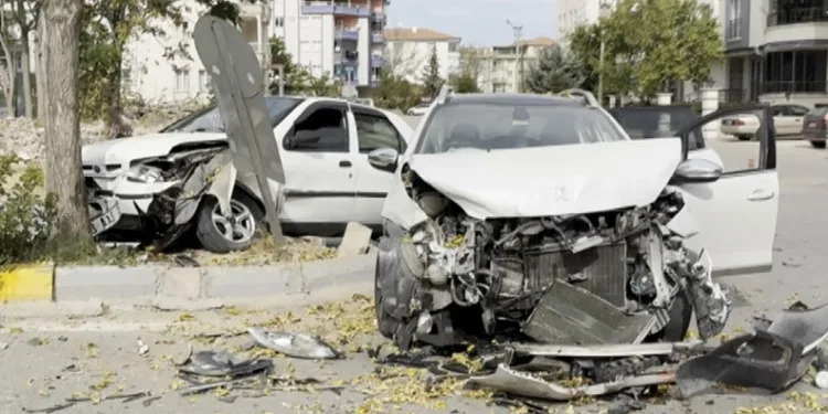 Aksaray’da üç araç birbirine girdi: Otomobiller hurdaya döndü