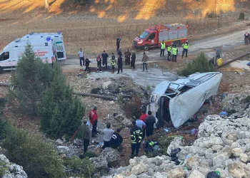 İşçi servisi şarampole devrildi: 4 ölü, 14 yaralı