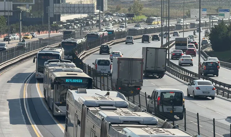 İstanbul’da iki metrobüs çarpıştı: 1 yaralı