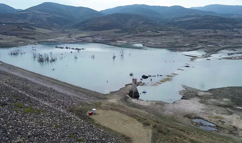 Tekirdağ’da Naip Barajı ölü hacme indi, sular çekildi adacıklar oluştu