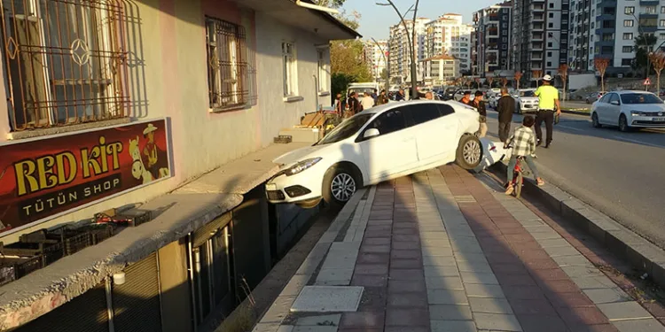 Otomobilin çarptığı araç savrularak evin balkonuna girdi: 2’si çocuk 3 yaralı