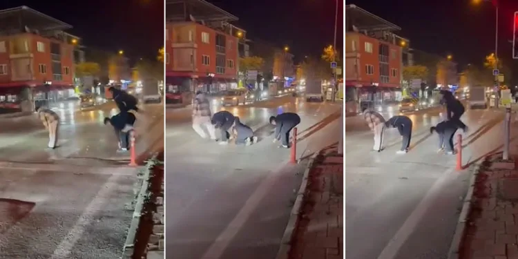 Bursa’da yaya geçidinden karşıya birdirbir oynayarak geçtiler