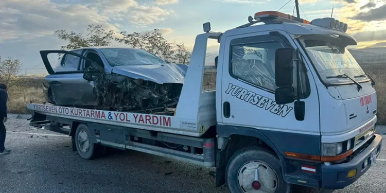 Refüje giren otomobilde 2 kişi yaralandı