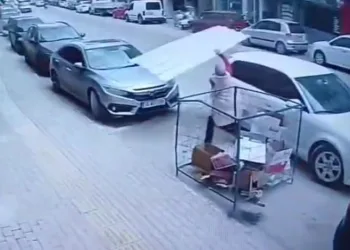 Bursa’da üzerine çatı uçan kadın facianın eşiğinden döndü
