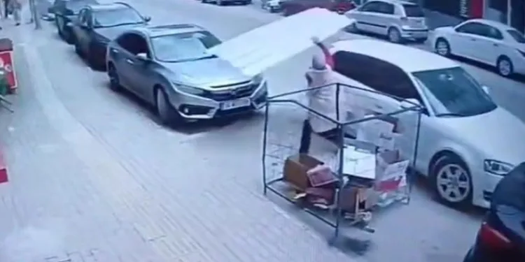 Bursa’da üzerine çatı uçan kadın facianın eşiğinden döndü