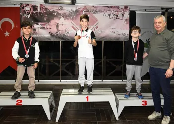Osmangazi’de minik satranç ustaları kupalarına kavuştu