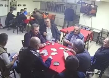 Depreme yakalanınca oyunu bırakıp kaçtılar