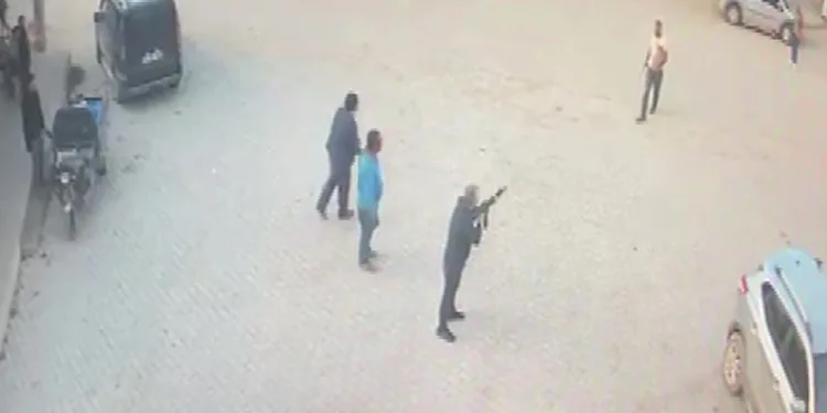 Kendisine silah doğrultan adamın üzerine yürüyüp bıçakla öldürdü