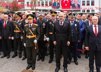 Vali Ayyıldız: “Cumhuriyetin kuruluş yıl dönümünü gururla yaşıyoruz”