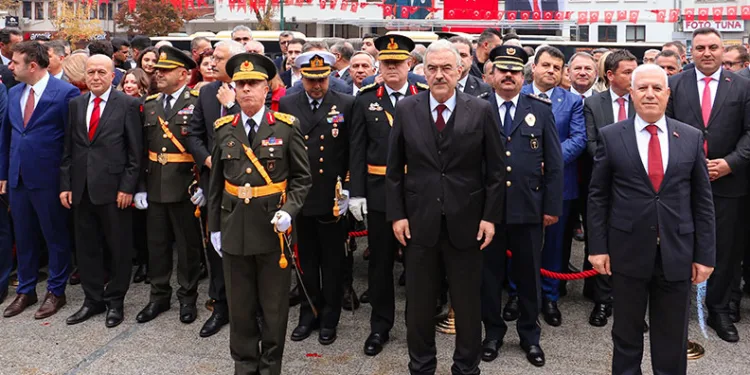 Vali Ayyıldız: “Cumhuriyetin kuruluş yıl dönümünü gururla yaşıyoruz”