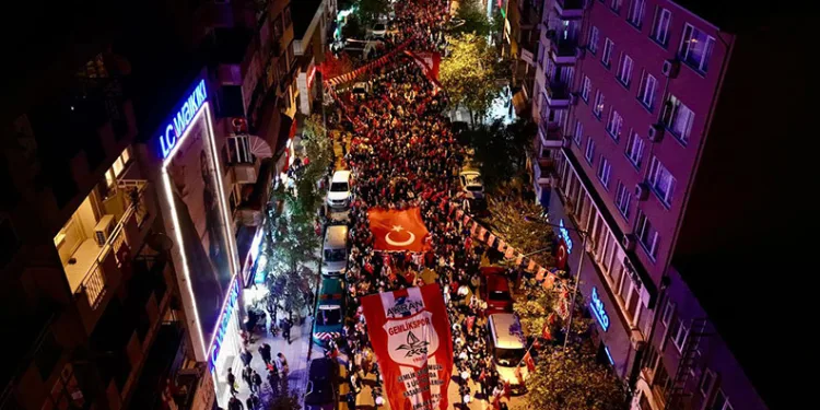 Gemlik’te Cumhuriyet Coşkusu Kortej Yürüyüşüyle Zirveye Ulaştı
