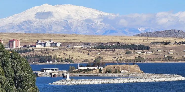 Tatvan’ın yüksek kesimleri beyaza büründü