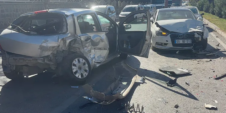 Kontrolden çıkan otomobil karşı şeride uçarak iki otomobile çarptı: 4 yaralı