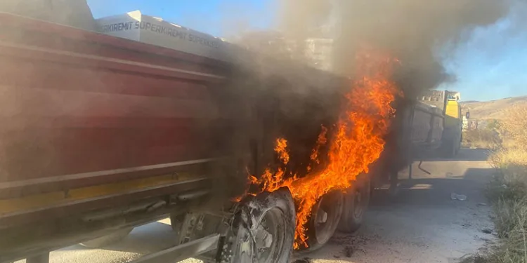 Seyir halindeki tırda çıkan yangın korkuttu