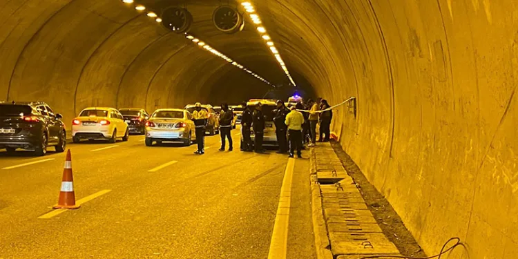 Otomobilin içerisinde silahlı kavga: 1 ölü, 1 yaralı